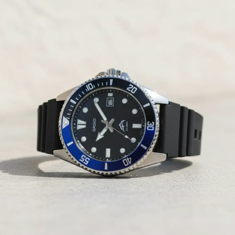 Reloj CASIO Duro Marlin Batman Acuático 200 metros MDV106B-1A1V
