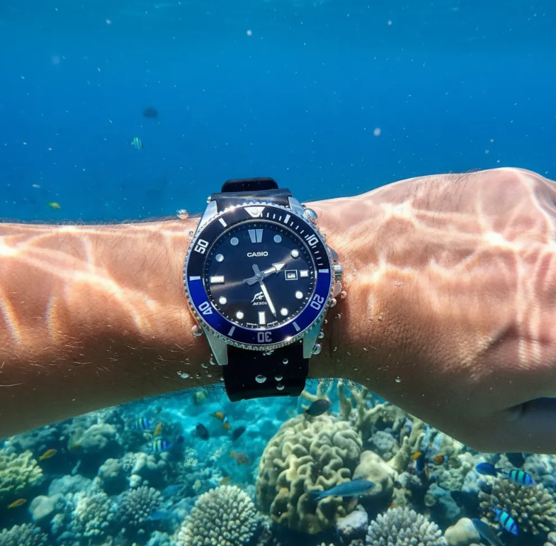 Reloj CASIO Duro Marlin Batman Acuático 200 metros MDV106B-1A1V