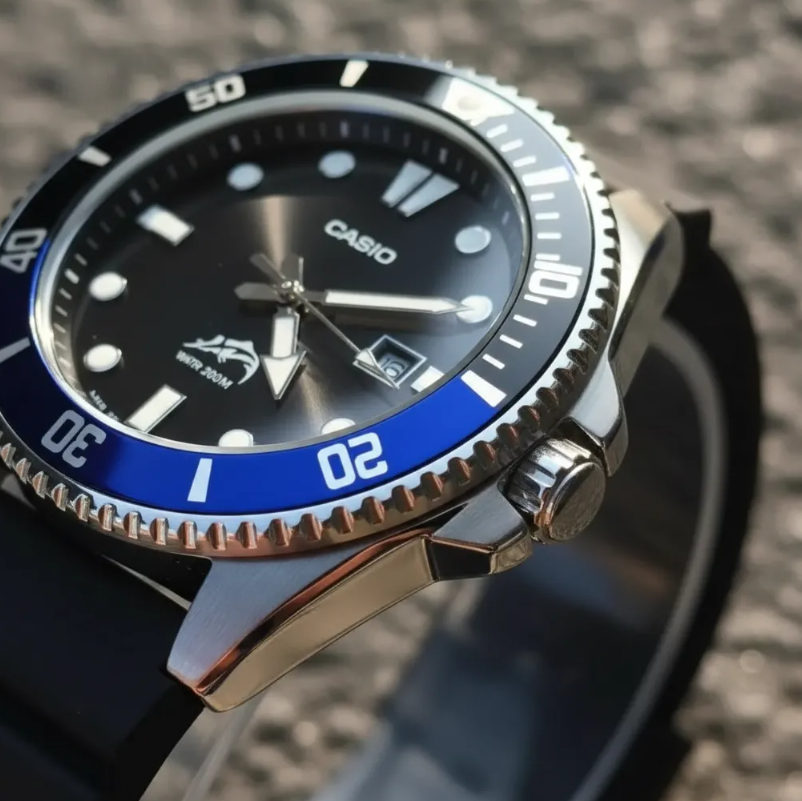 Reloj CASIO Duro Marlin Batman Acuático 200 metros MDV106B-1A1V