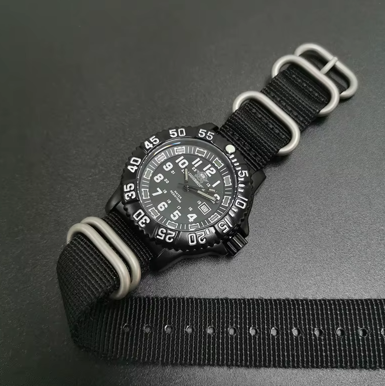 Reloj ADDIESDIVE Estilo Militar 50M